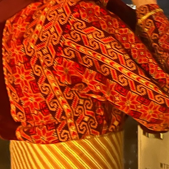 THOBE Beautiful Palestinian tatreez on light weight velvet - Picture 3 of 5